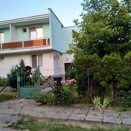 Hannah - Relax Dom Pod Orechom I1