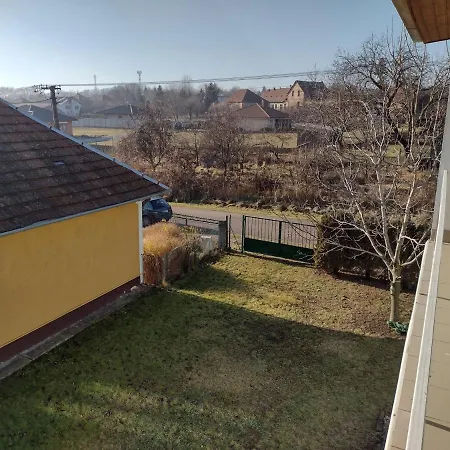 Hannah - Relax Dom Pod Orechom I1